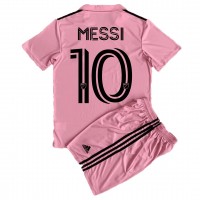 Camisa de time de futebol Inter Miami Lionel Messi #10 Replicas 1º Equipamento Infantil 2023-24 Manga Curta (+ Calças curtas)